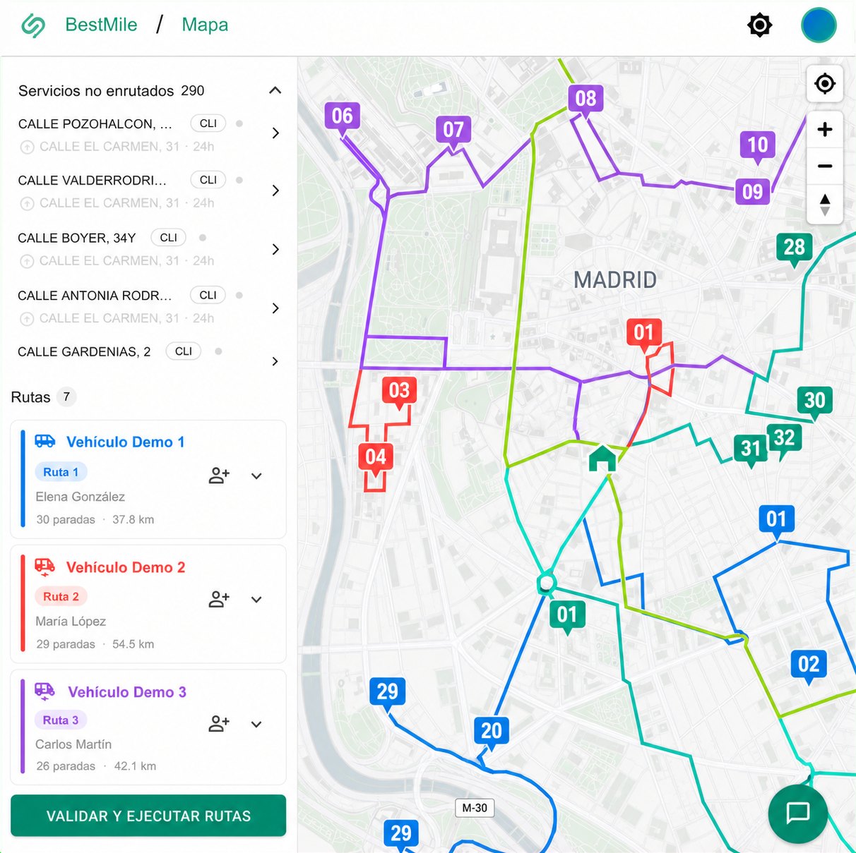 Panel de Bestmile en el ordenador: mapa con siete rutas trazadas en distintos colores y sus paradas numeradas, la lista de servicios sin enrutar a la izquierda y, debajo, cada vehículo con su conductor, sus paradas y sus kilómetros