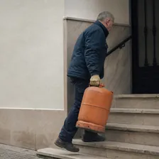 Delivery of gas cylinders to a regular client